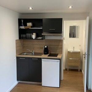 Conteneur Converti : Espace de Vie Extérieur Moderne et Élégant – Image 2