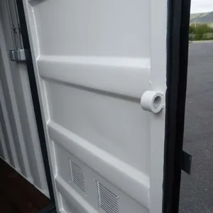 Conteneur 15 pied avec installation électrique,grilles d’aération et verrou clef – Image 10