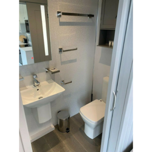 Conteneur Converti : Espace de Vie Extérieur Moderne et Élégant – Image 18