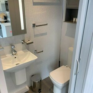 Conteneur Converti : Espace de Vie Extérieur Moderne et Élégant – Image 6