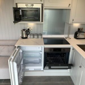 Conteneur Converti : Espace de Vie Extérieur Moderne et Élégant – Image 7