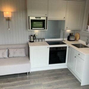 Conteneur Converti : Espace de Vie Extérieur Moderne et Élégant – Image 5