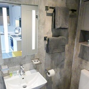 Conteneur Converti : Espace de Vie Extérieur Moderne et Élégant – Image 8