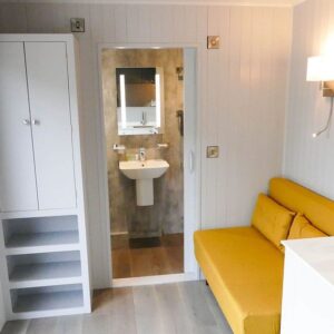 Conteneur Converti : Espace de Vie Extérieur Moderne et Élégant – Image 10