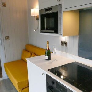 Conteneur Converti : Espace de Vie Extérieur Moderne et Élégant – Image 11