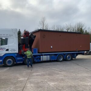 Conteneur Converti : Espace de Vie Extérieur Moderne et Élégant – Image 13