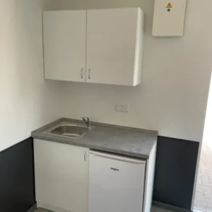 CONTENEUR 20 PIEDS UNITÉ D'HÉBERGEMENT 6 X 3 AVEC CUISINE – Image 3